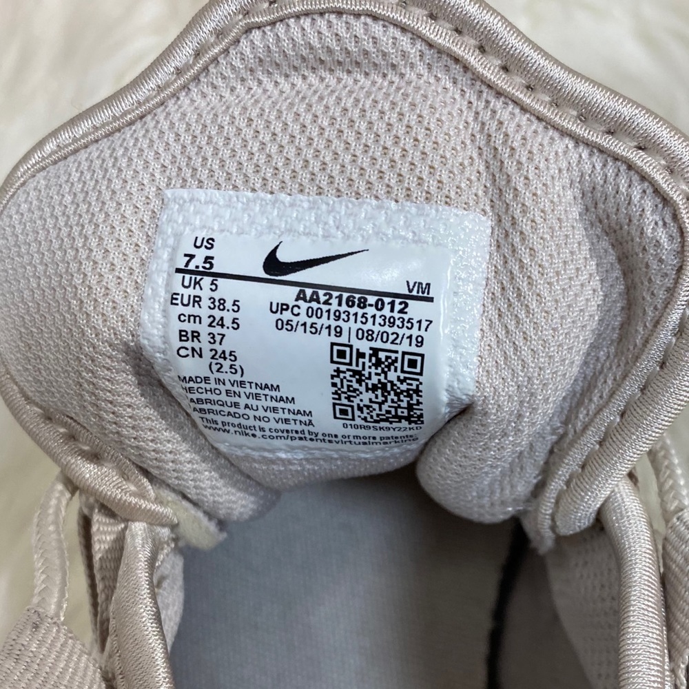 Nike Air Max Axis Sneakers - Picture 11 of 11